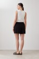 Short con bolsillos laterales negro