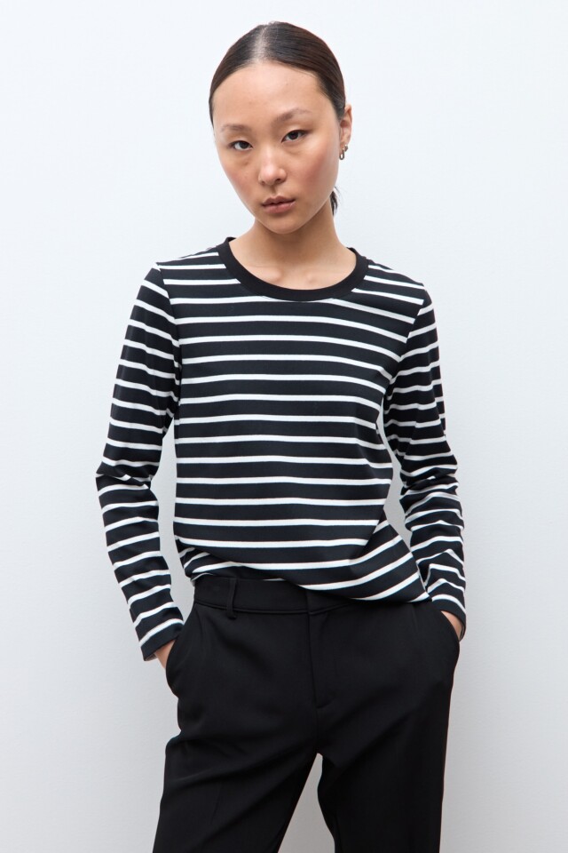 Remera rayada negro