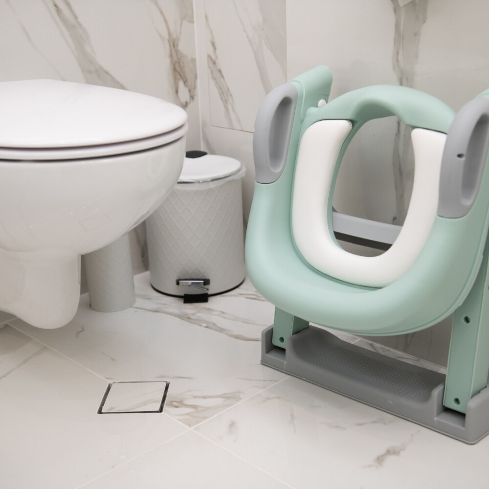 Reductor de inodoro con escalera set entrenamiento Kikkaboo gris Reductor de inodoro con escalera set entrenamiento Kikkaboo gris