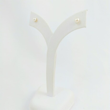 Caravanas de oro 18Ktes, perla de cultivo de 4 1/2mm, cierre perno y rosca. Caravanas de oro 18Ktes, perla de cultivo de 4 1/2mm, cierre perno y rosca.