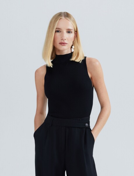 MUSCULOSA EN TELA ACANALADA CON CUELLO ALTO NEGRO
