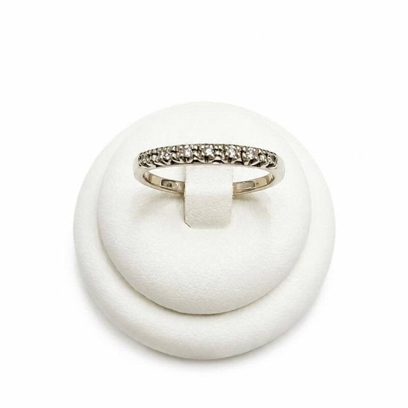 Anillo medio sin fin con brillantes Anillo medio sin fin con brillantes