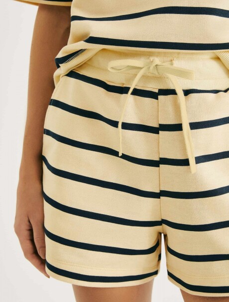 SHORT DE HILO CON ESTAMPADO AMARILLO