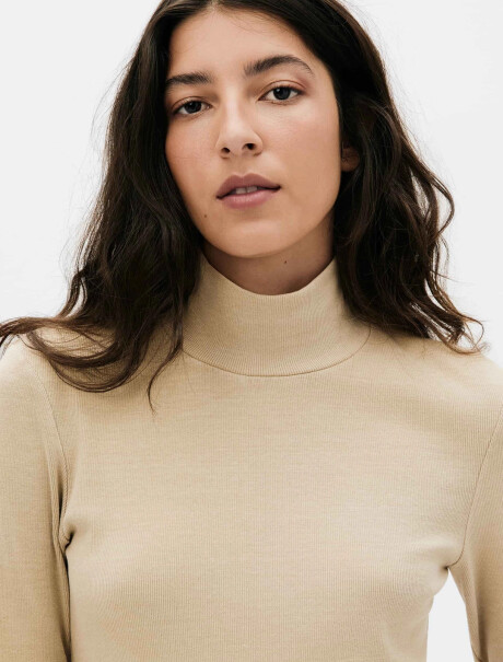 POLERA BÁSICA CON ELASTANO BEIGE