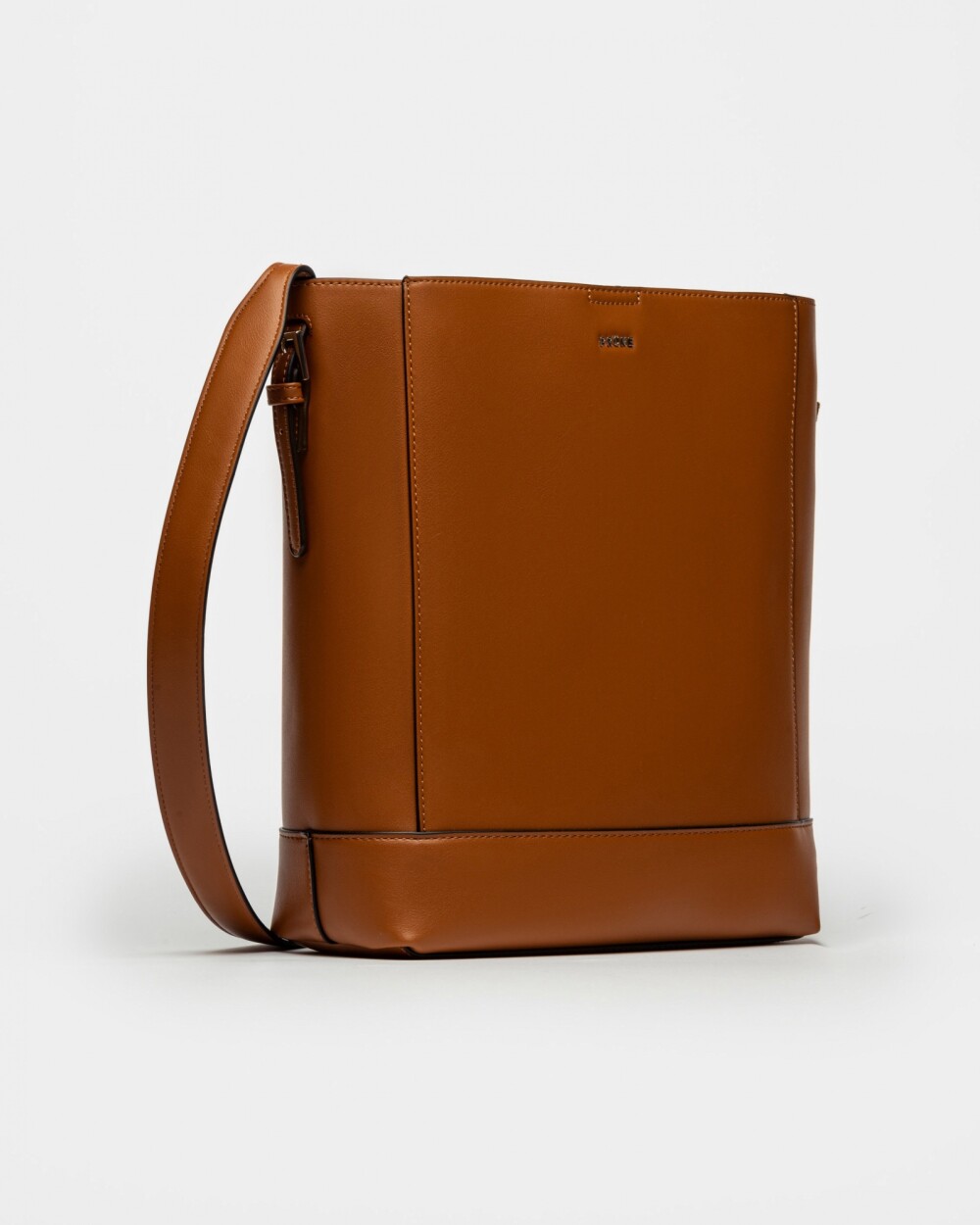 Cartera Al Hombro Akira en Efecto Cuero Liso Cuoio