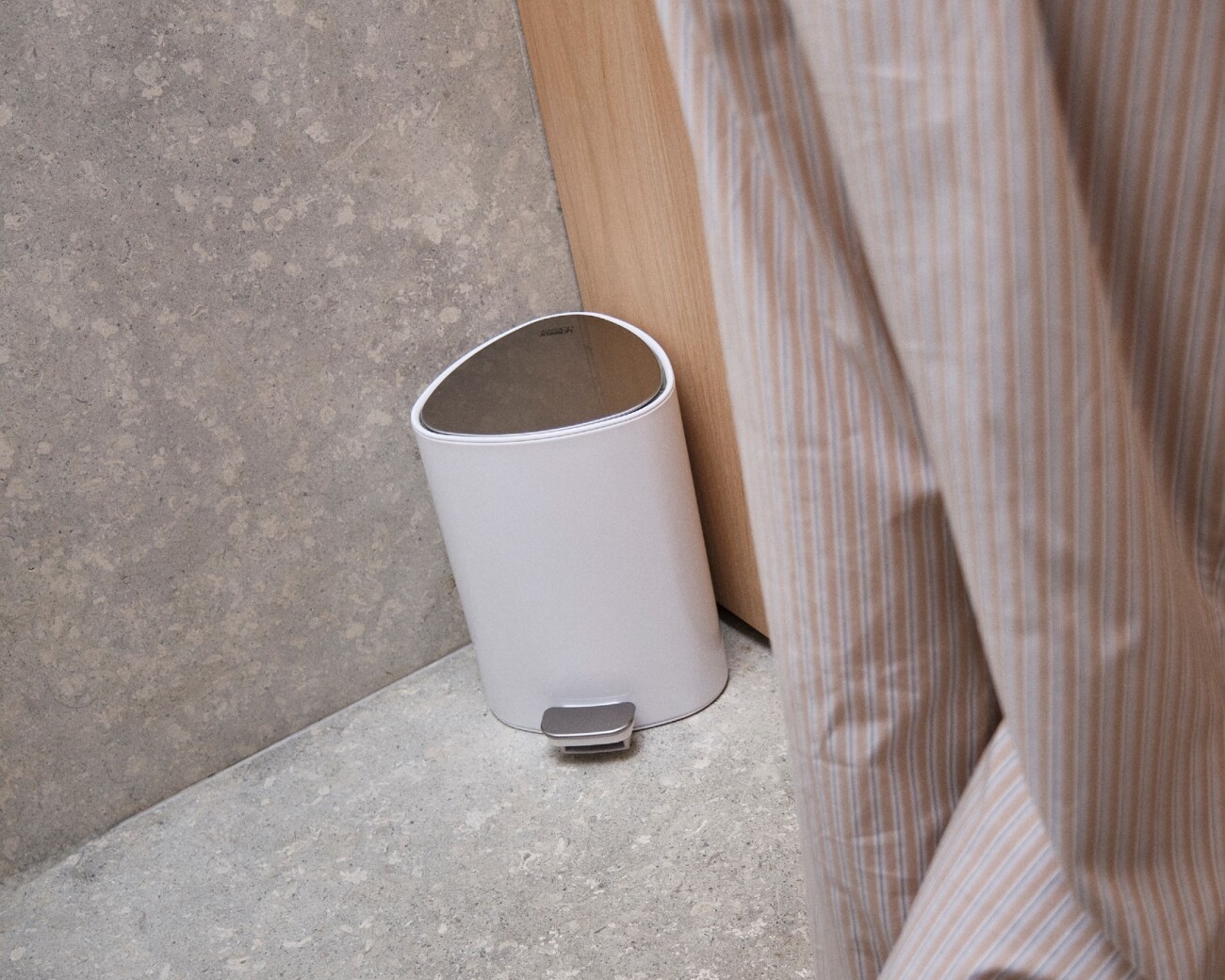 Papelera de Baño con Pedal 5L Joseph Joseph EasyStore™ Blanco Brillante - PREVENTA Papelera de Baño con Pedal 5L Joseph Joseph EasyStore™ Blanco Brillante - PREVENTA