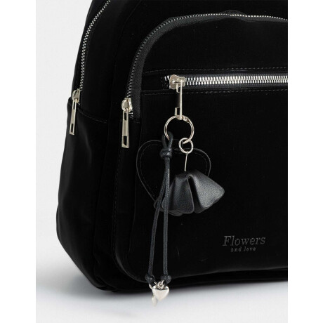 Mochila De Cuerina Con Charm Negro