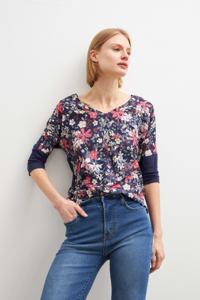 Blusa frente estampa floral azul marino