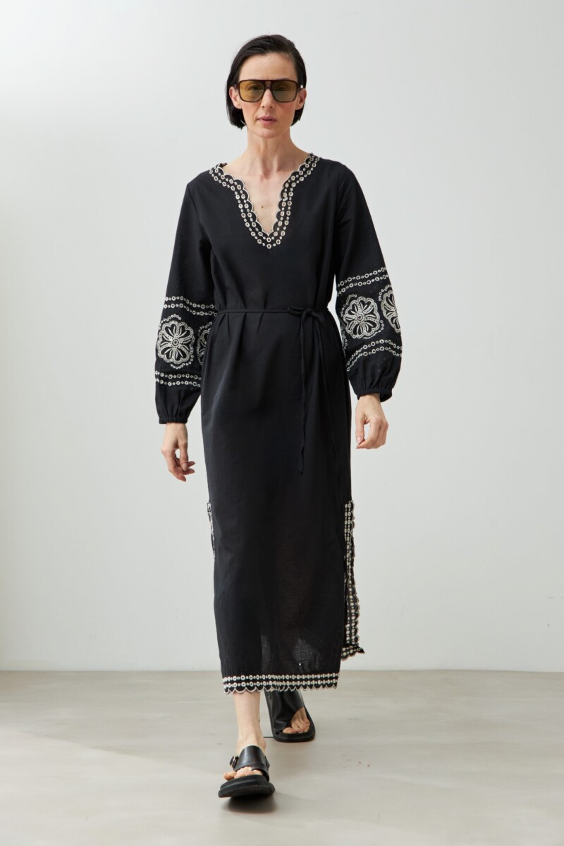 Túnica larga con bordados negro