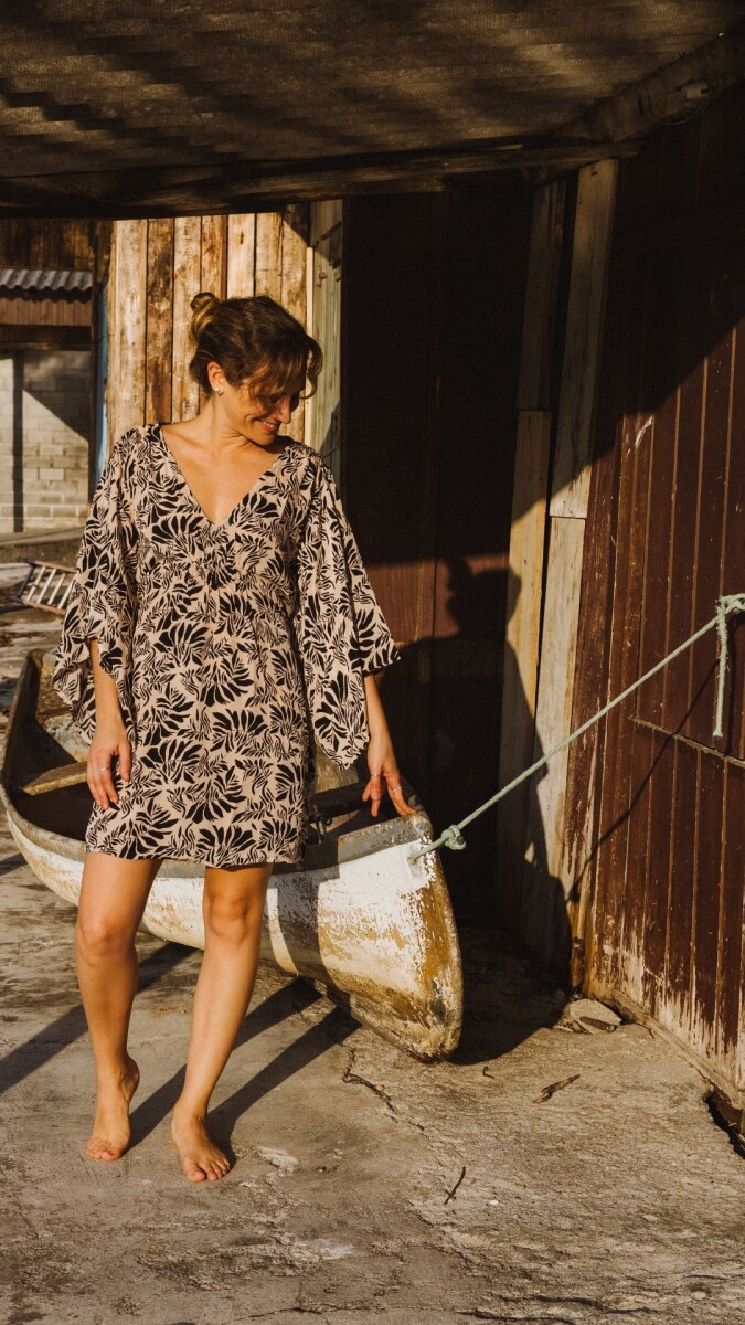 Vestido corto Cerezo - Fondo beige 