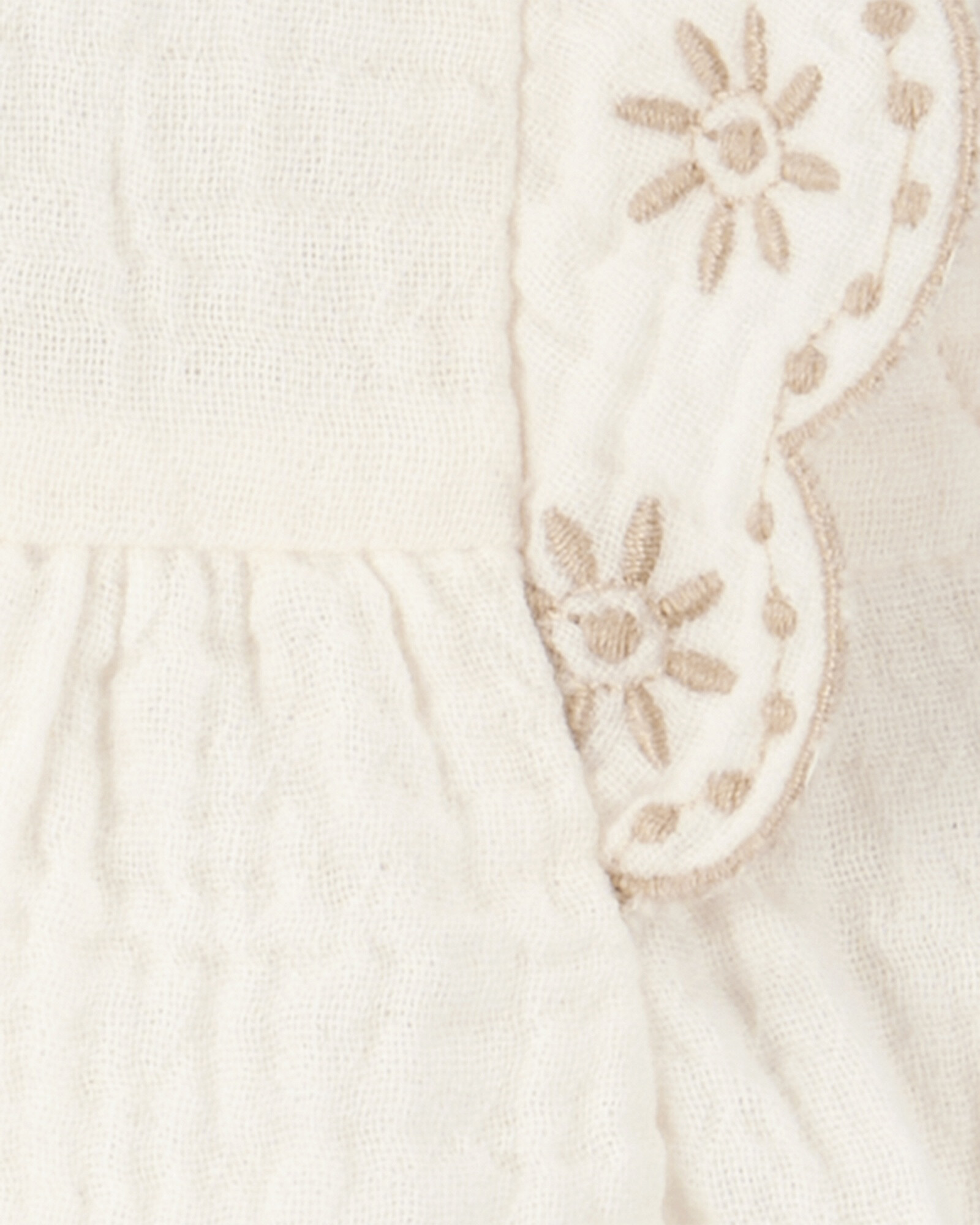 Set dos piezas, short de chambray y blusa de algodón con bordado floral Set dos piezas, short de chambray y blusa de algodón con bordado floral