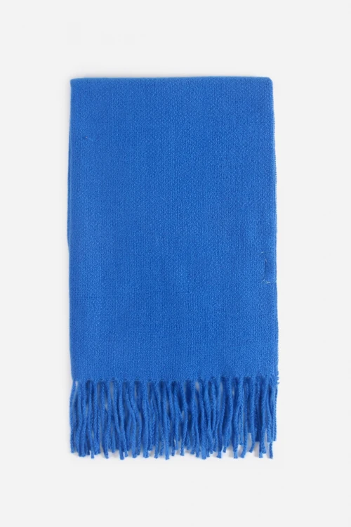 Bufanda tejida con flecos azul