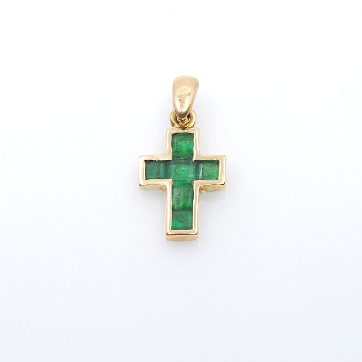 Cruz pequeña en oro 18k y esmeraldas 