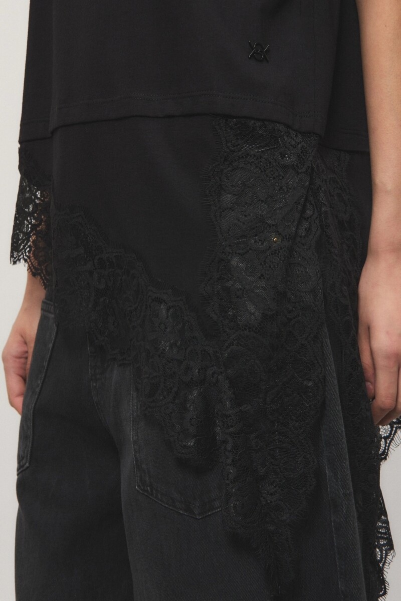 REMERA LACE Negro
