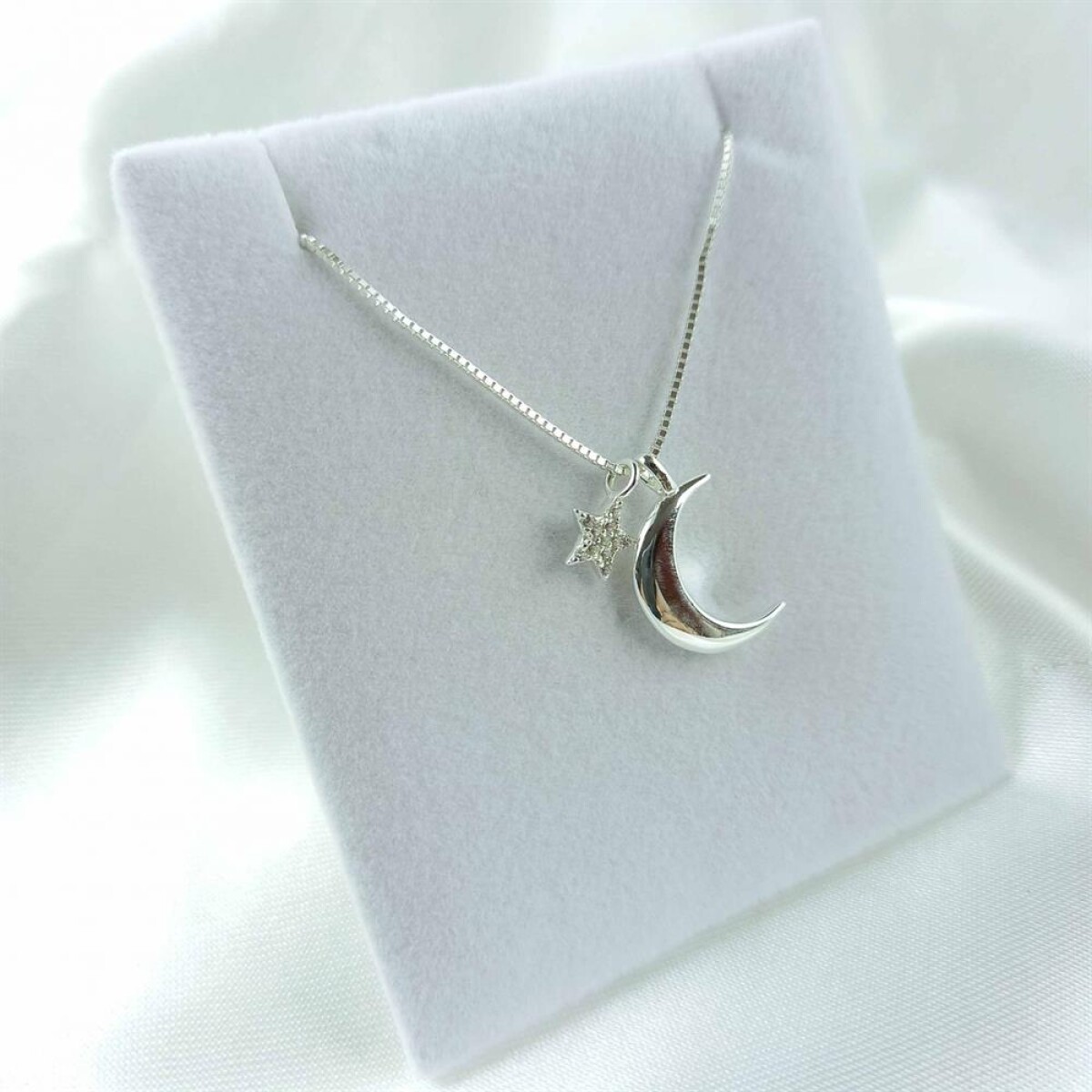 Dijes con cadena veneciana de plata 925 y circonias. Modelo, Cielito. 