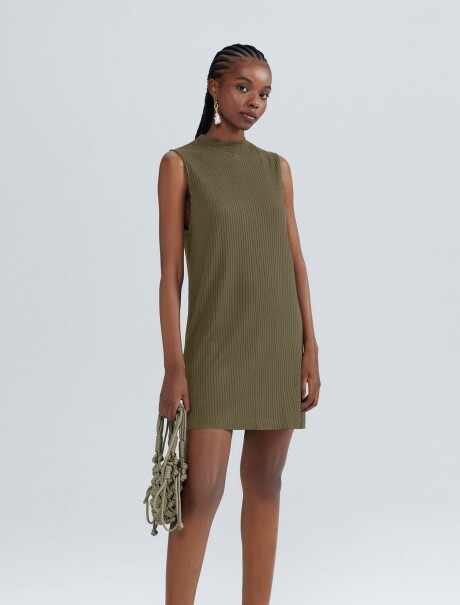VESTIDO CORTO CON CUELLO ALTO VERDE