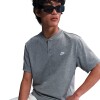 Remera Nike Club de Hombre Gris
