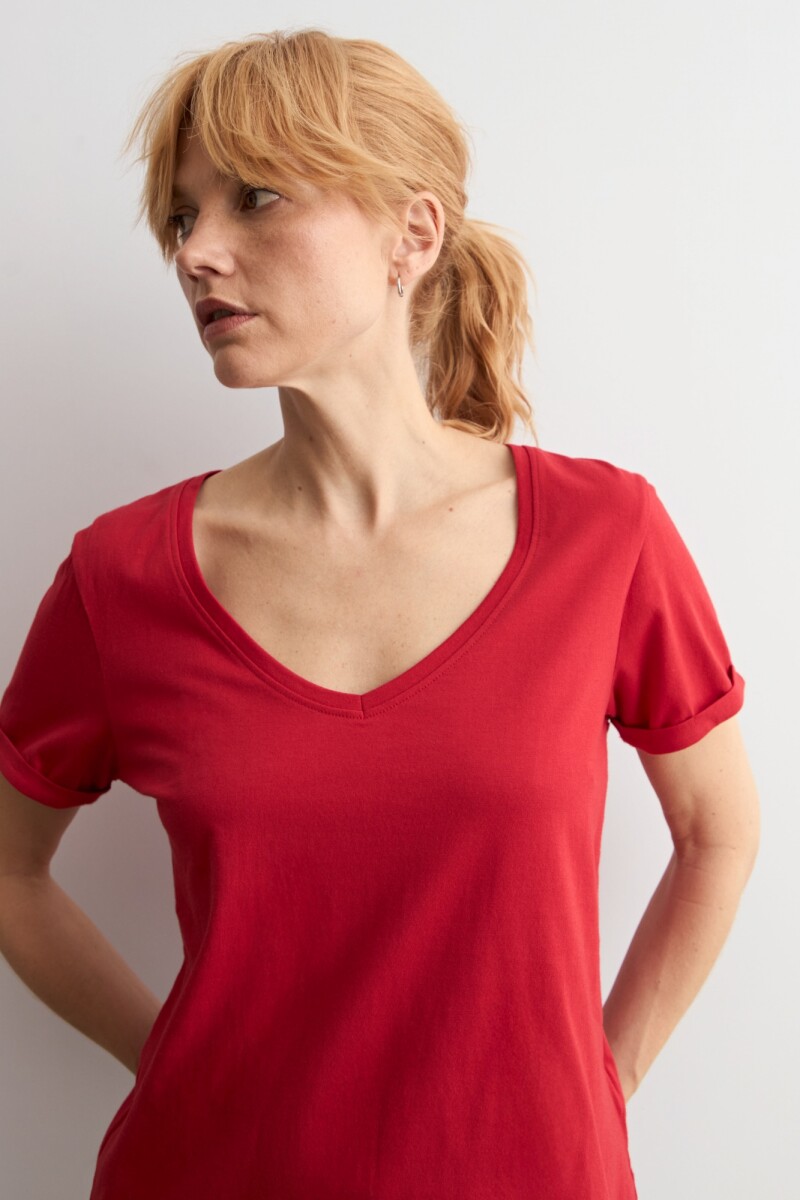 Remera escote en V rojo