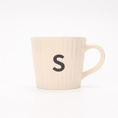 TAZA DE CERÁMICA ACANALADA CON LA LETRA S (380 ML/BEIGE) TAZA DE CERÁMICA ACANALADA CON LA LETRA S (380 ML/BEIGE)