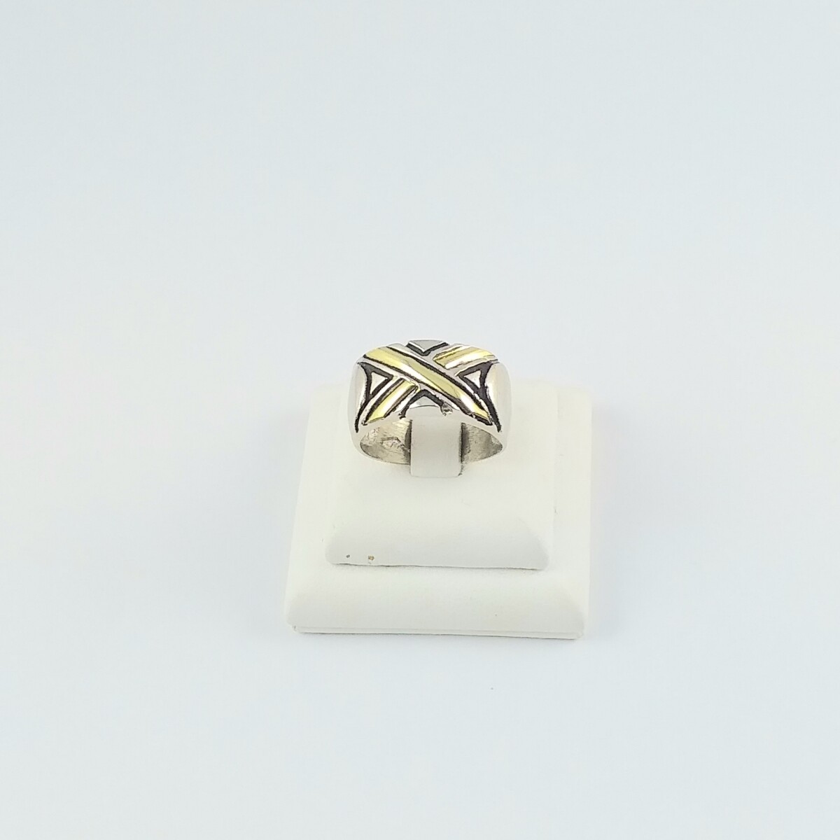 Anillo plata 925 con detalle cruzado de doublé de oro 18K. Medidas diámetro interno 18mm, ancho superior 1cm #16.5 