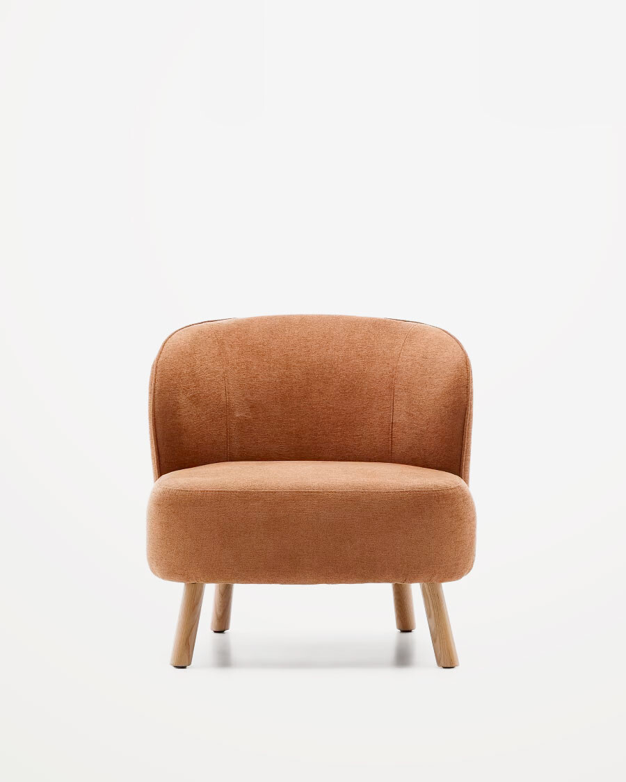 Butaca Ulit de chenilla terracota y patas de madera maciza haya acabado natural