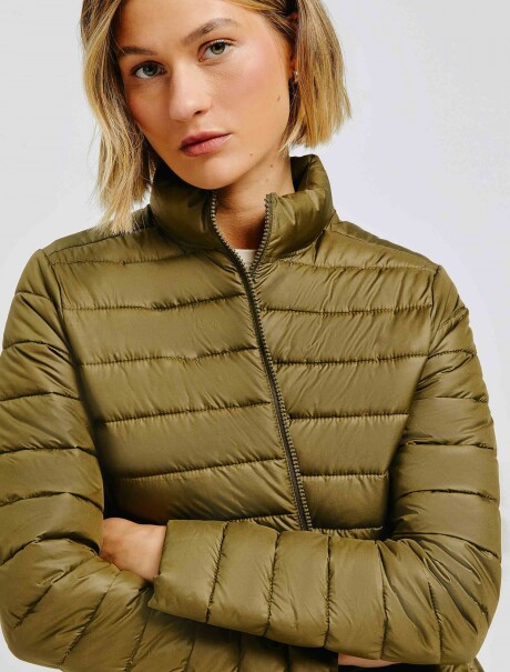 CAMPERA PUFFER CON BOLSILLOS VERDE