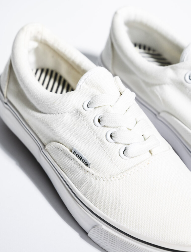 Calzado de Lona con Cordón Blanco