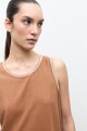 Vestido bordado en contraste camel