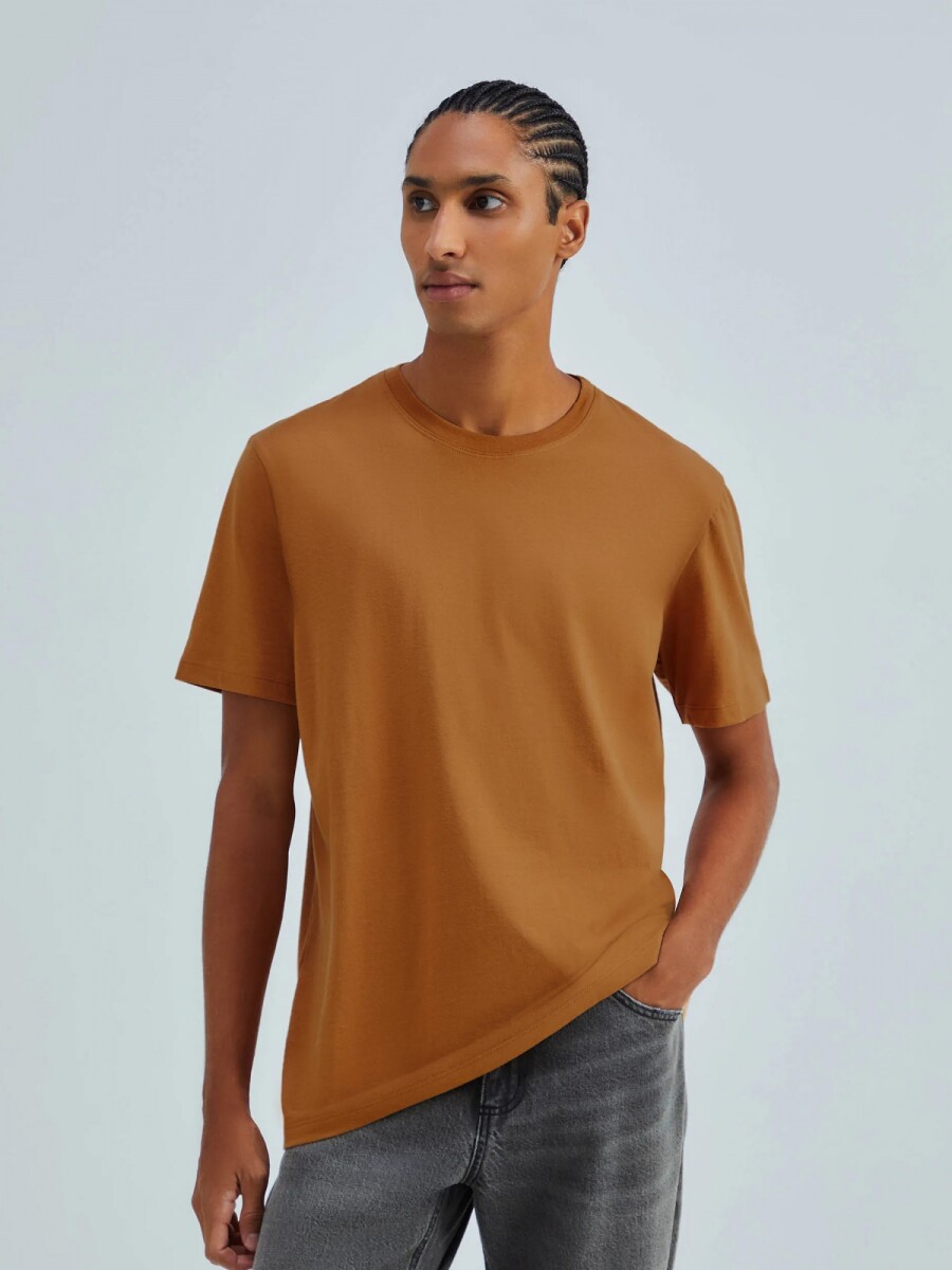 CAMISETA BÁSICA UNISSEX REGULAR WORLD - MARRÓN CLARO 