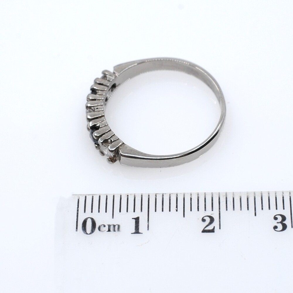 Anillo en oro 18k blanco brillantes y zafiros. Anillo en oro 18k blanco brillantes y zafiros.
