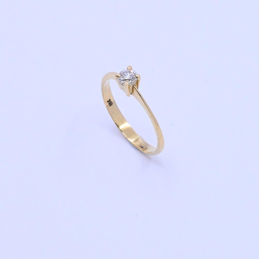 Anillo solitario oro 18k amarillo y brillante engarce 4 puntas. Anillo solitario oro 18k amarillo y brillante engarce 4 puntas.
