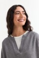 Sweater con cuello abierto y tajos laterales GRIS
