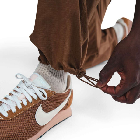 Pantalon Nike Sportswear Club Woven Cargo De Hombre Chocolate