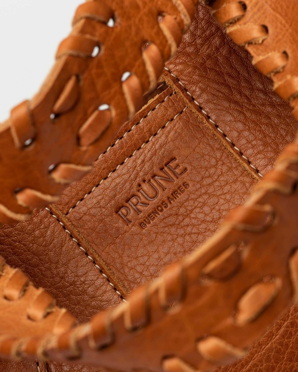 Cartera de mano The Braided en cuero vegetal liso Marron