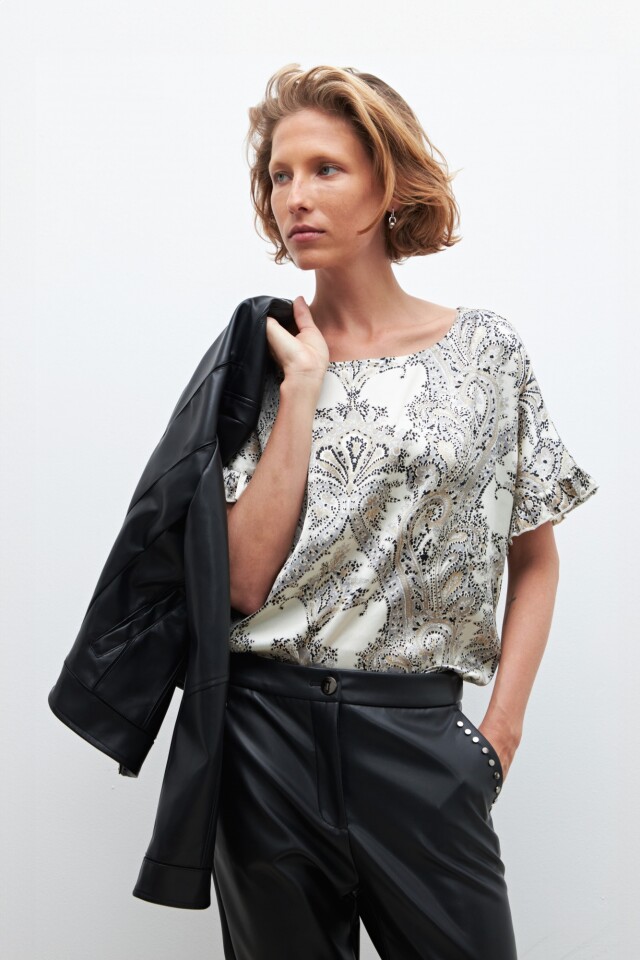 Blusa con volados estampa paisley crudo