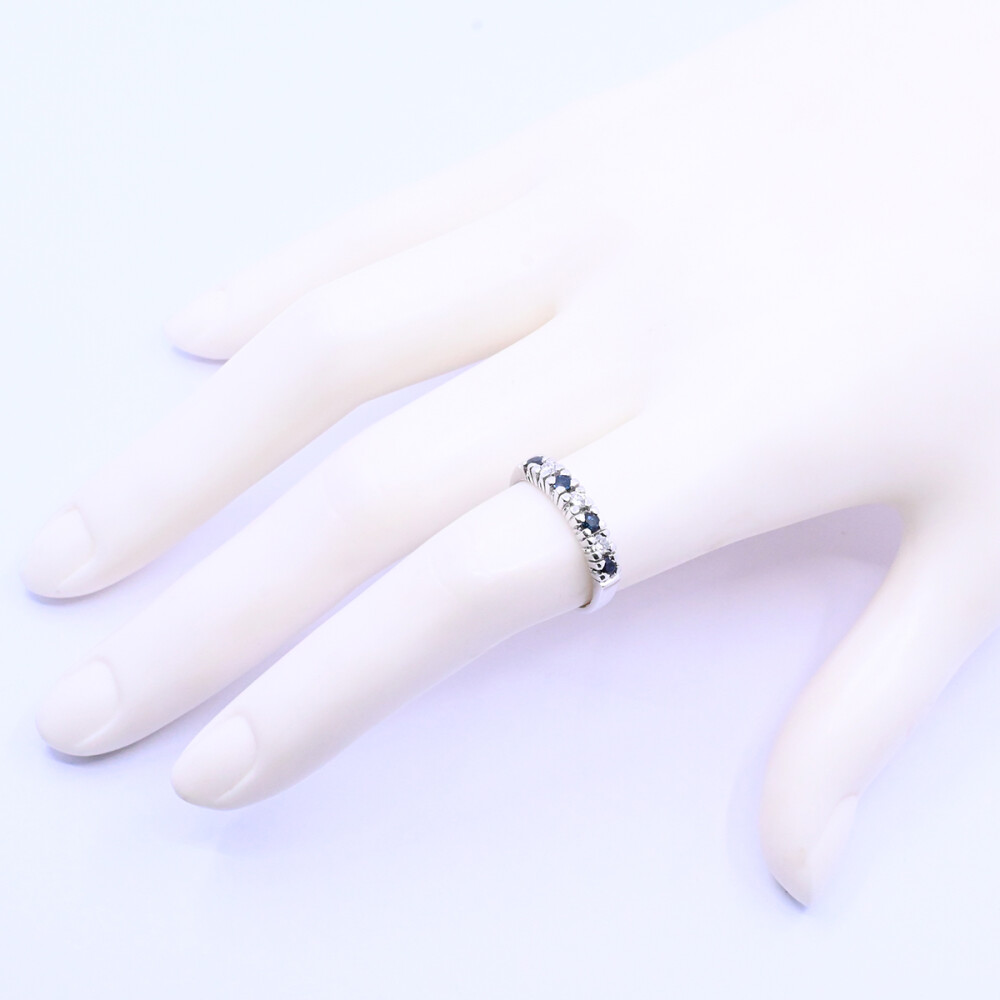 Anillo medio sin fin oro 18k blanco con zafiros y brillantes. Anillo medio sin fin oro 18k blanco con zafiros y brillantes.