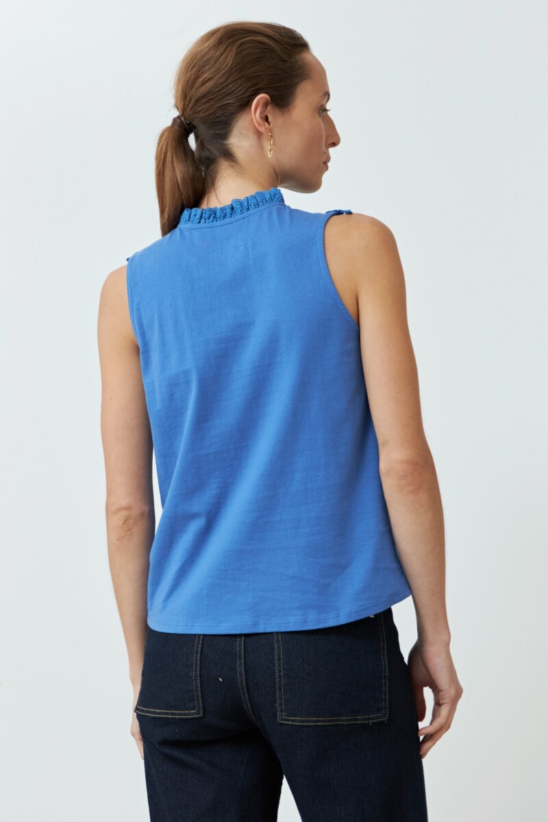 Top con broderie y volados azul regata