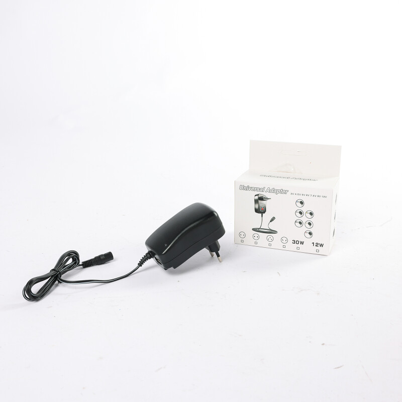 Cargador de notebook universal con 6 adaptadores para multiple voltaje Cargador de notebook universal con 6 adaptadores para multiple voltaje