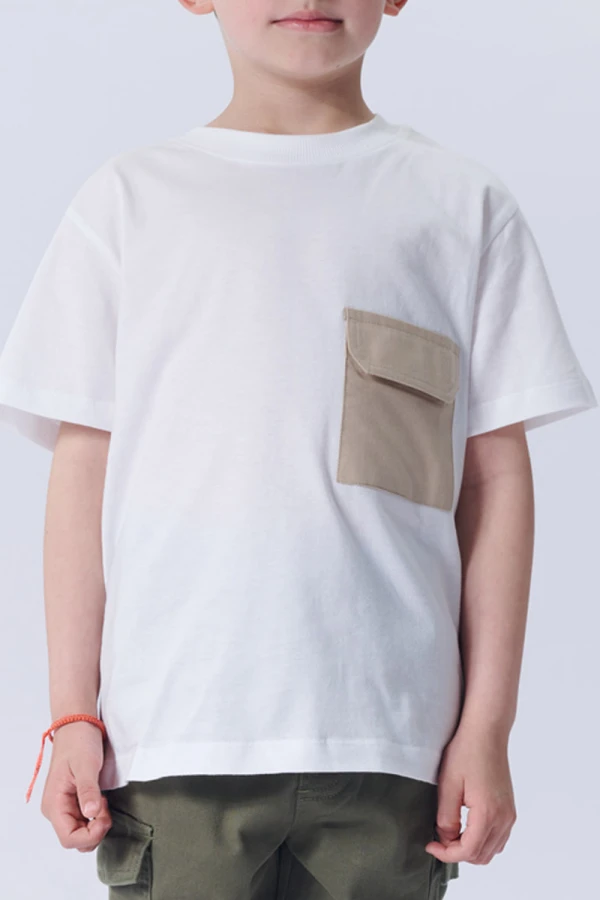 Remera con bolsillo contraste Blanco Y Tostado