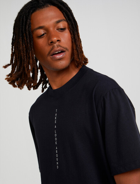 CAMISETA MASCULINA CON ESTAMPA NEGRO