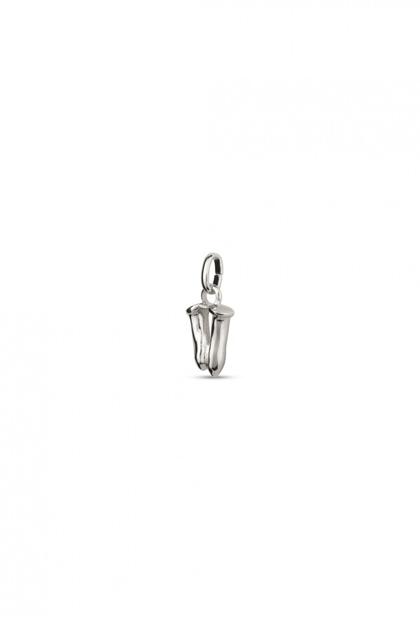 CHARM DE ALEACION DE METALES BAÑADO EN PLATA DE LEY CON FORMA DE LETRA V CON ARGOLLA Charm