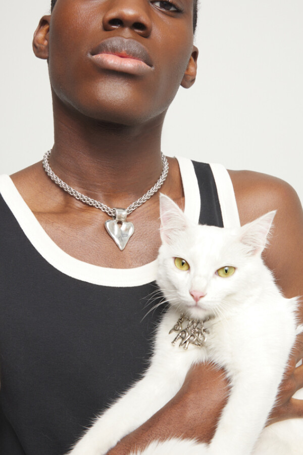 COLLAR CON CADENA GRUESA Y DETALLE DE CORAZÓN GRANDE BAÑADO EN PLATA DE LEY Colgante