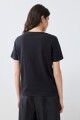 Remera con apliques bordados negro