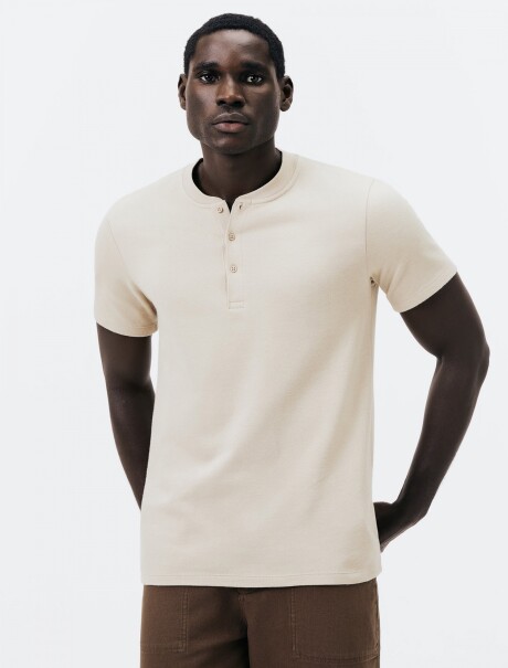 CAMISETA BÁSICA DE BOTONES BEIGE