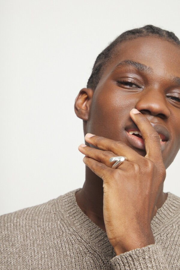 ANILLO DE ALEACIÓN DE METALES BAÑADO EN PLATA DE LEY CON FORMA DE TUBOS Anillo