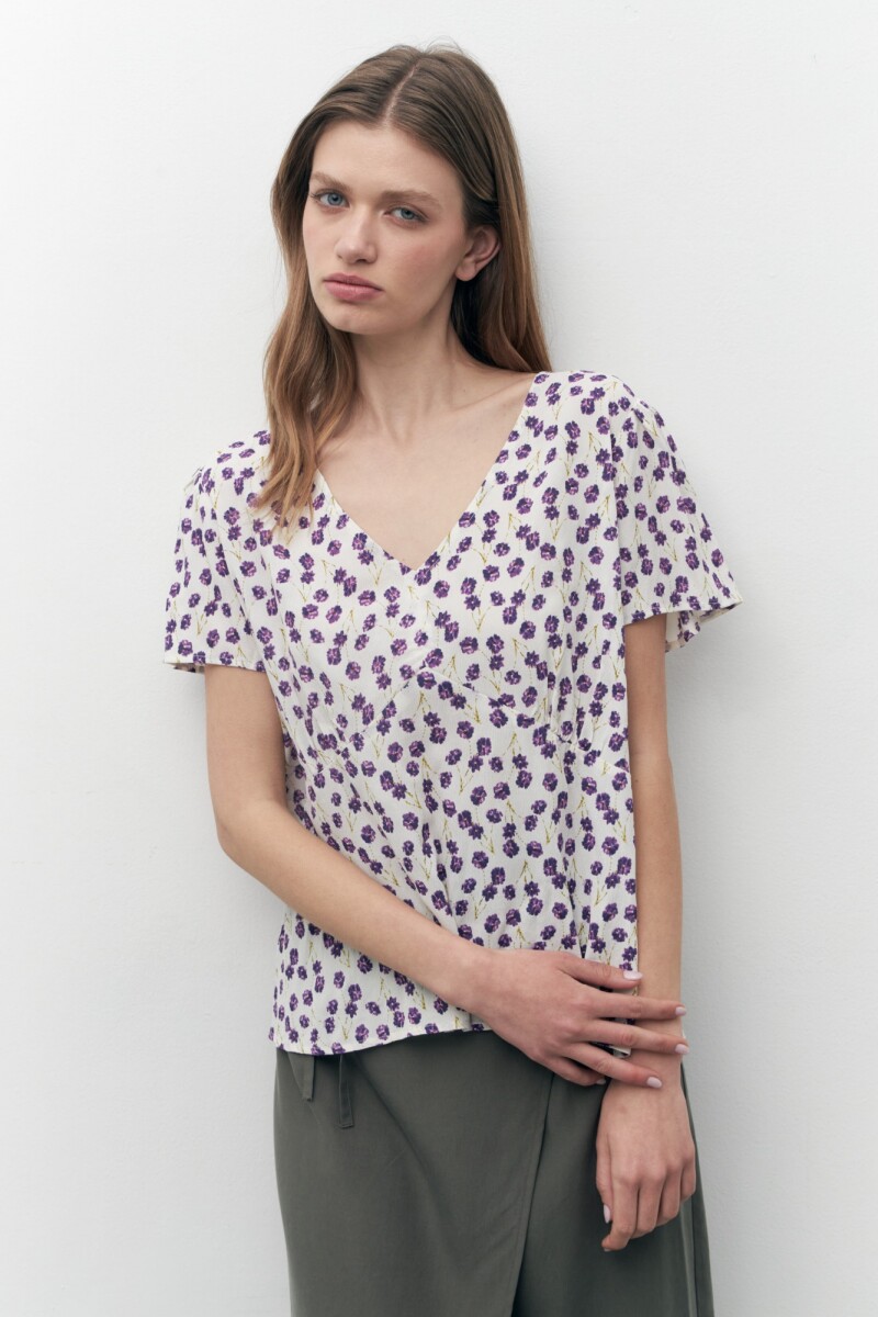 Blusa con estampa floral lila