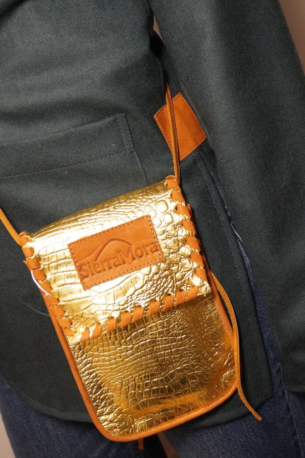 Cel Bag Crocco Dorado Fuerte