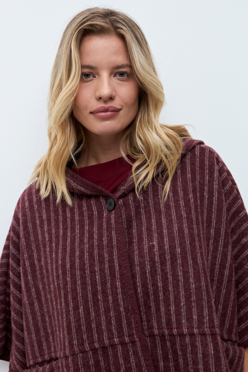 Capa rayada con capucha bordo