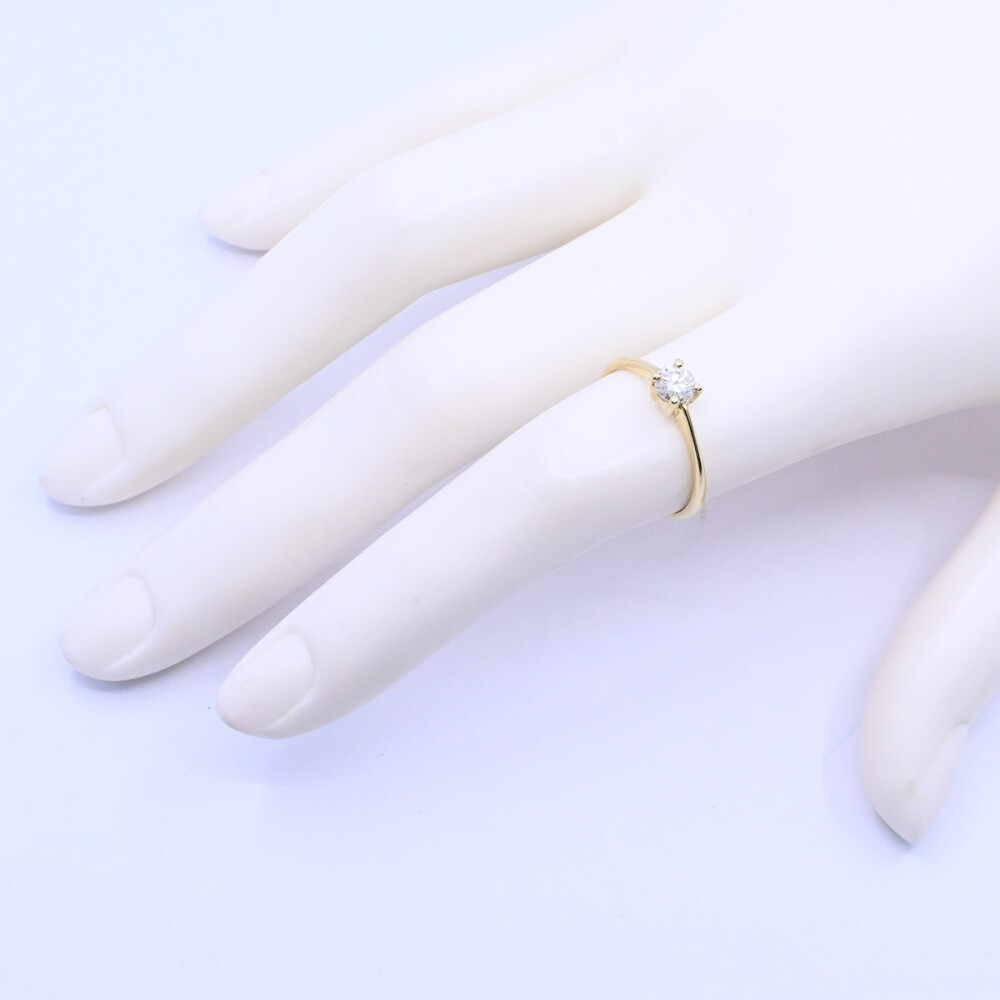 Anillo solitario oro 18k y brillante engarce 4 puntas. Anillo solitario oro 18k y brillante engarce 4 puntas.