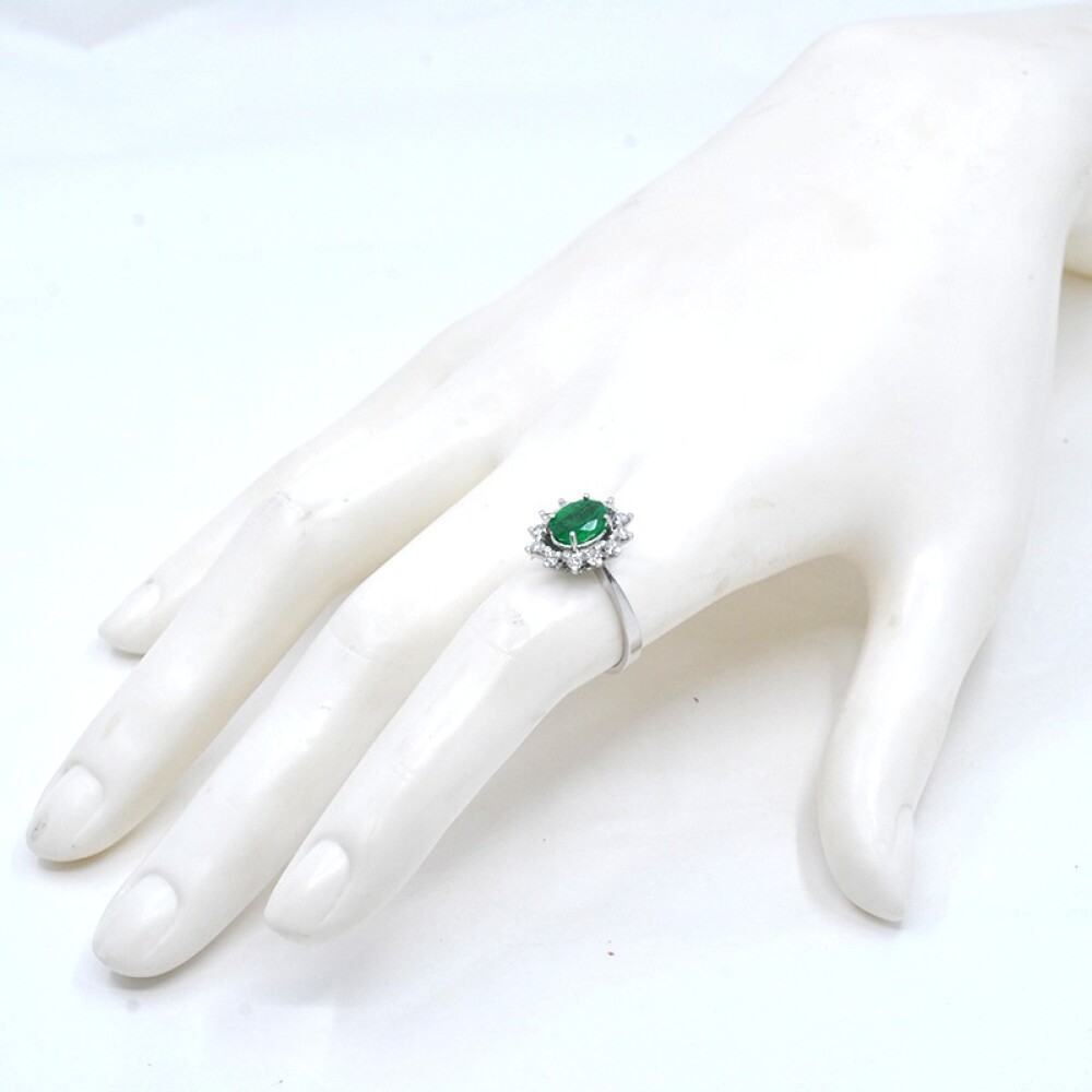 Anillo en oro 18k blanco con esmeralda central y brillantes Anillo en oro 18k blanco con esmeralda central y brillantes